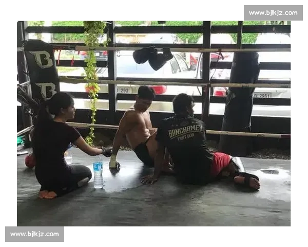 苏波邦与邱建良精彩对决全程回顾 谁能在拳台上笑到最后 苏波邦与邱建良精彩对决全程回顾 谁能在拳台上笑到最后